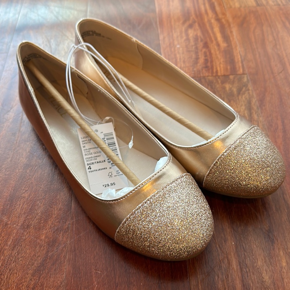 Girls Gold Ballet Flats. NWT.
